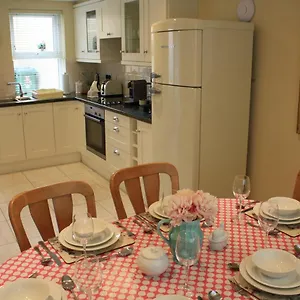 Luxury Townhouse -Free Private Parking- 2 Bedrooms Both En-Suite -Sleeps 5 - Fully Equipped Kitchen, Dining Room- Living Room With Tv Dvd Outside Courtyard With Seating - Fast Wi-Fi- 2-Minute Walk To Town Centre , Killarney Ireland